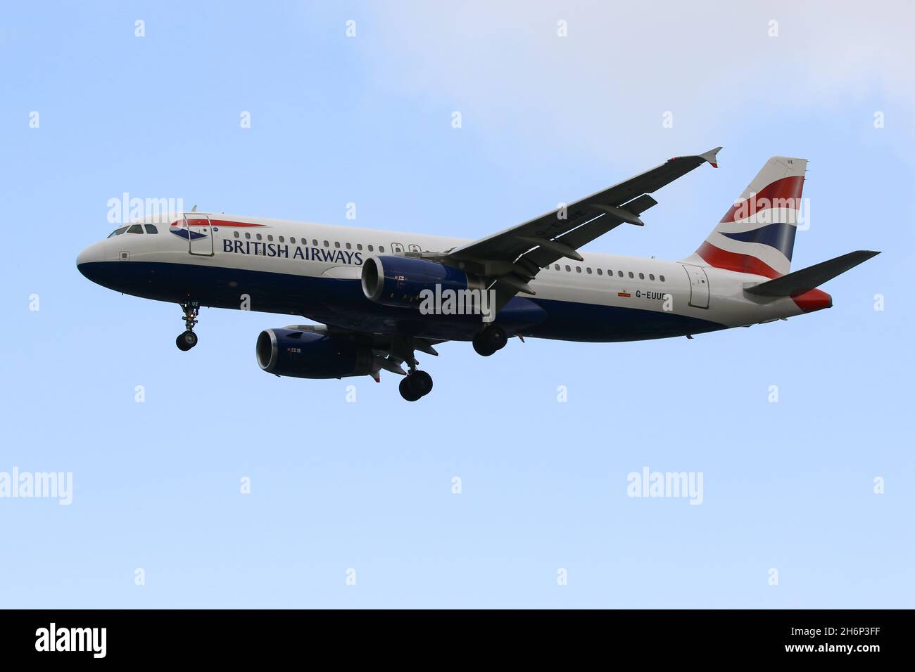 Un Airbus A320 volant pour British Airways arrive à l'aéroport de Londres Heathrow Banque D'Images