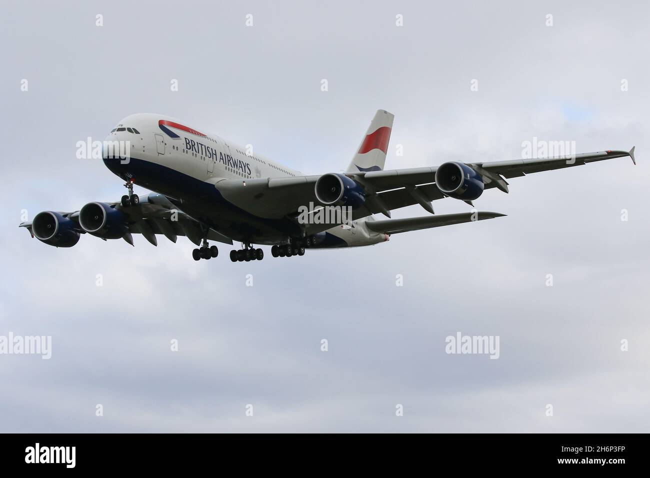 Un Airbus A380 pour British Airways arrive à l'aéroport de Londres Heathrow Banque D'Images