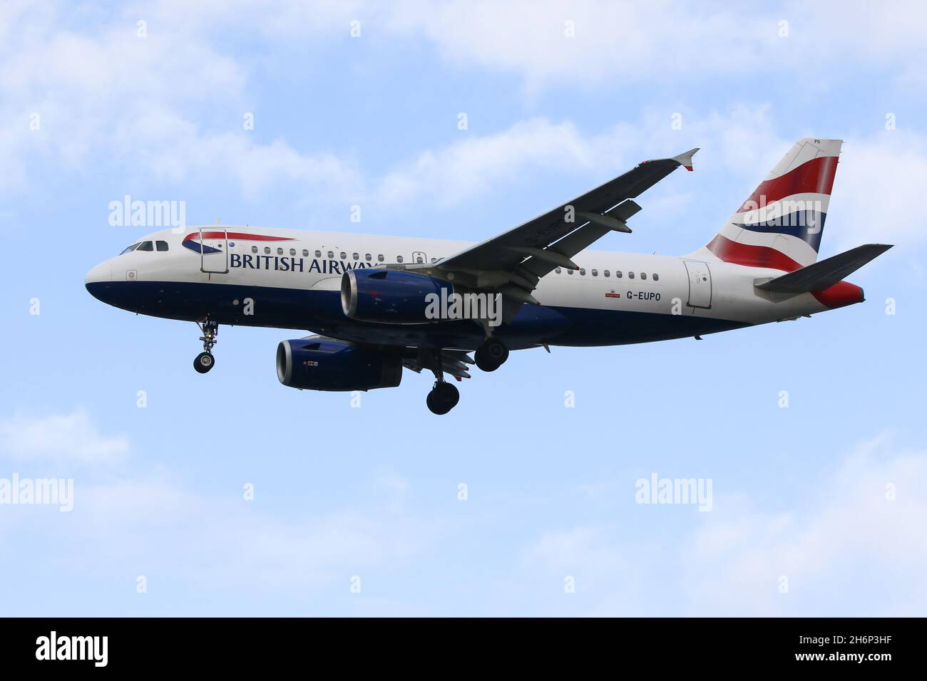 Un Airbus A319 pour British Airways arrive à l'aéroport de Londres Heathrow Banque D'Images