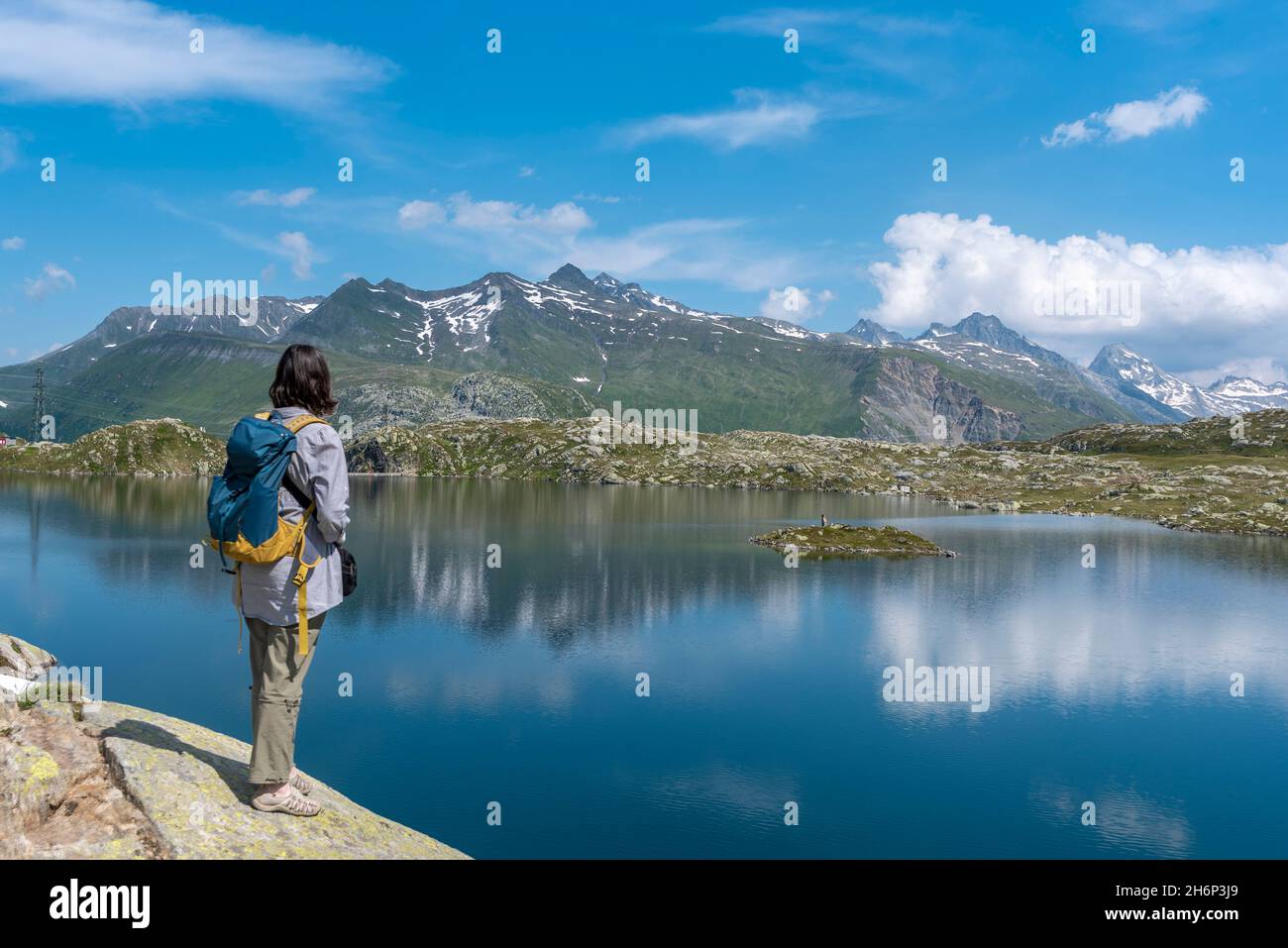 Randonneurs au lac Totensee près du col Grimsel, Oberwald, Valais, Suisse, Europe Banque D'Images