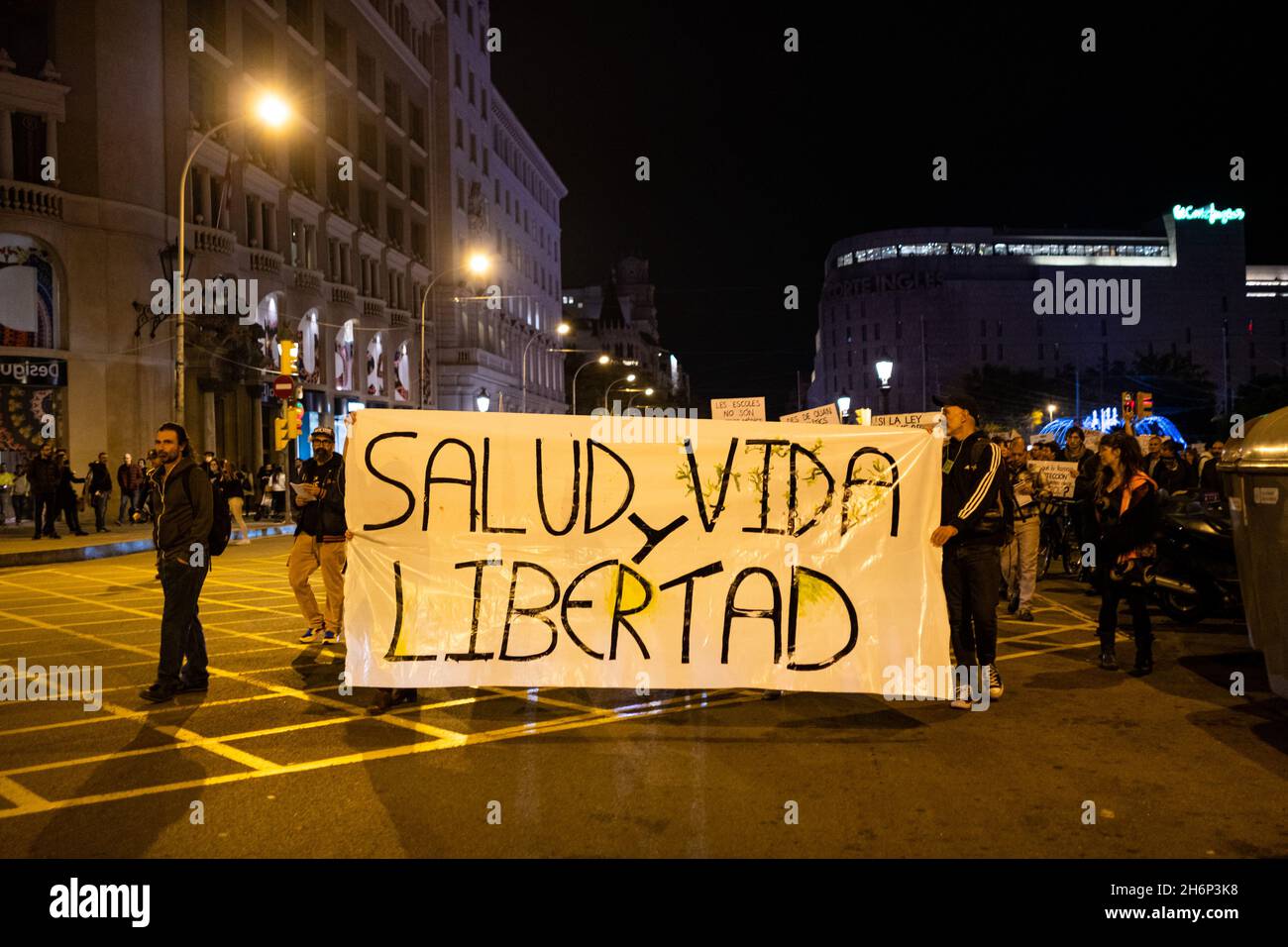 Les personnes du mouvement anti vax, qui s'oppose aux vaccins Covid pour diverses raisons et en particulier contre l'imposition de mesures telles que c Banque D'Images