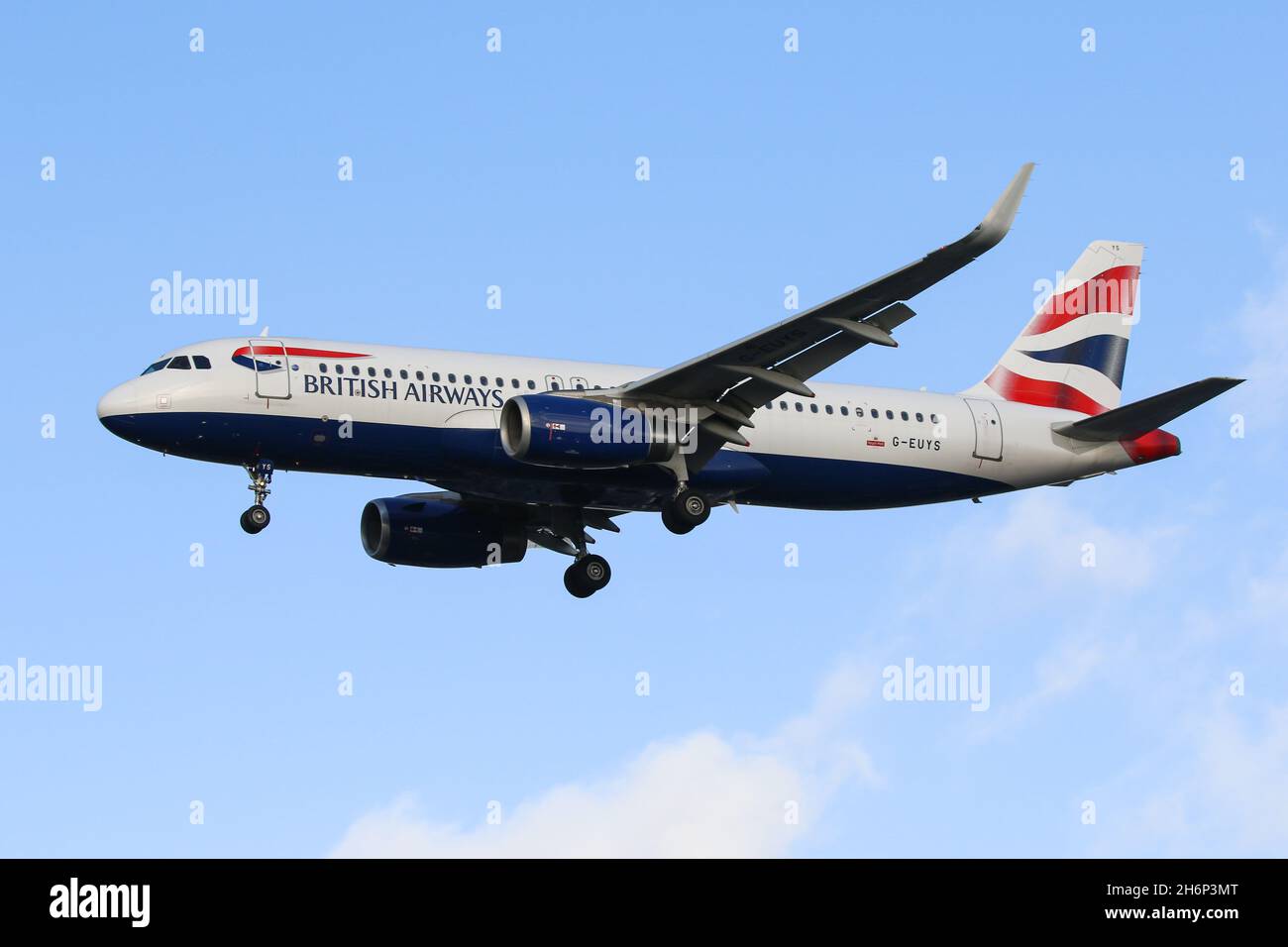 Un Airbus A320 volant pour British Airways arrive à l'aéroport de Londres Heathrow Banque D'Images