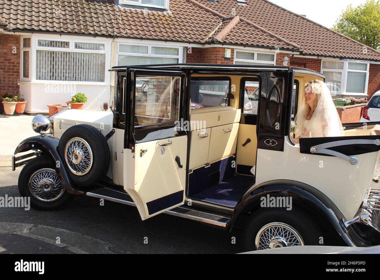 Une mariée dans une voiture de mariage le jour de son mariage Banque D'Images