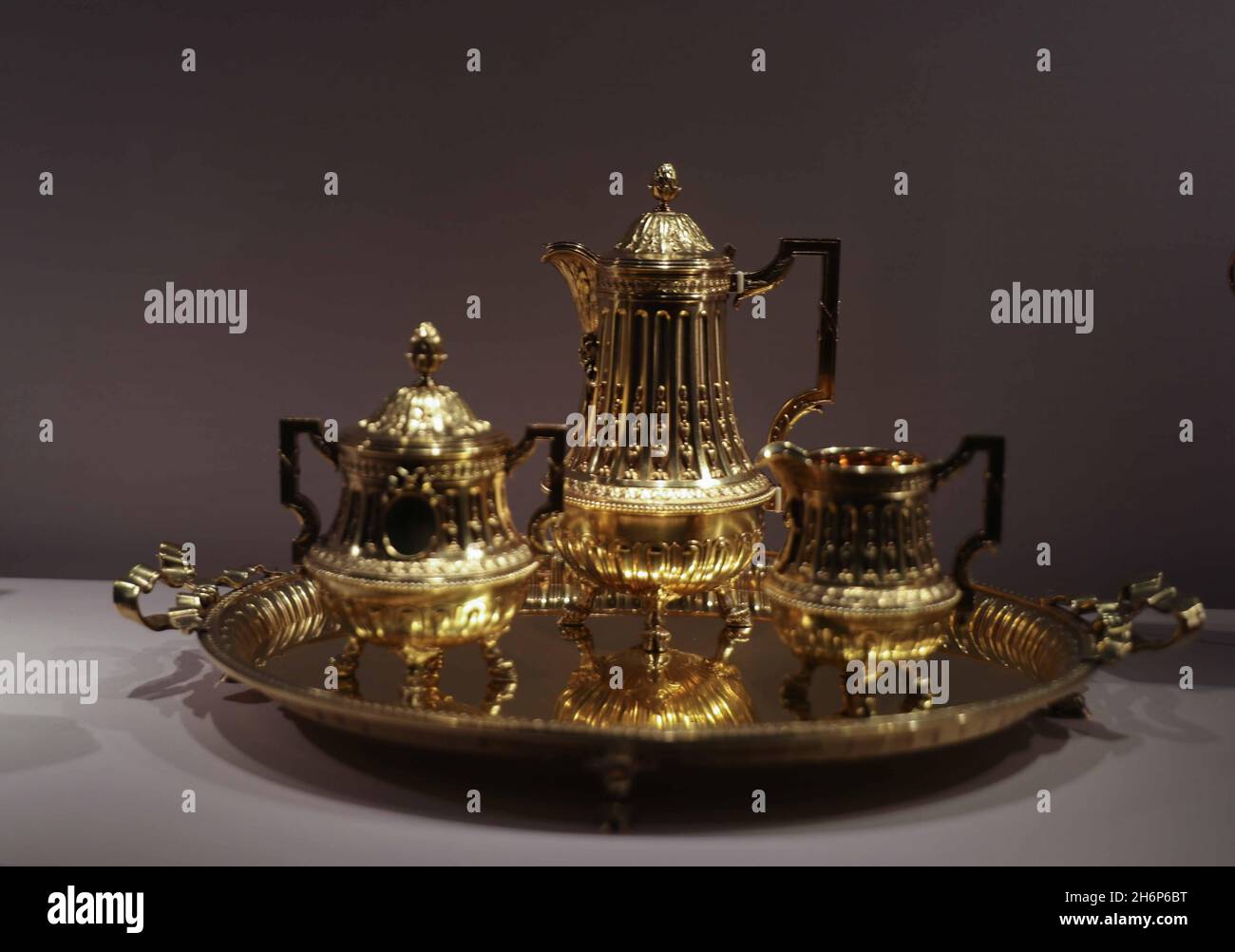 Londres Royaume-Uni 17 novembre 2021 Service du café et du thé, après la révolution russe, les bolcheviks considérés objets d'or du 19e siècle pour tenir peu de valeur culturelle et a fondu la majorité.les métaux précieux résultant ont été vendus pour financer le nouveau gouvernement ,Un phénomène connu sous le nom de “TRÉSOR POUR LES TRACTEURS” ce service pesant près d'un KG est le plus grand morceau de travail en or de Faberge à avoir échappé au melting pot.Paul Quezada-Neiman/Alamy Live News Banque D'Images