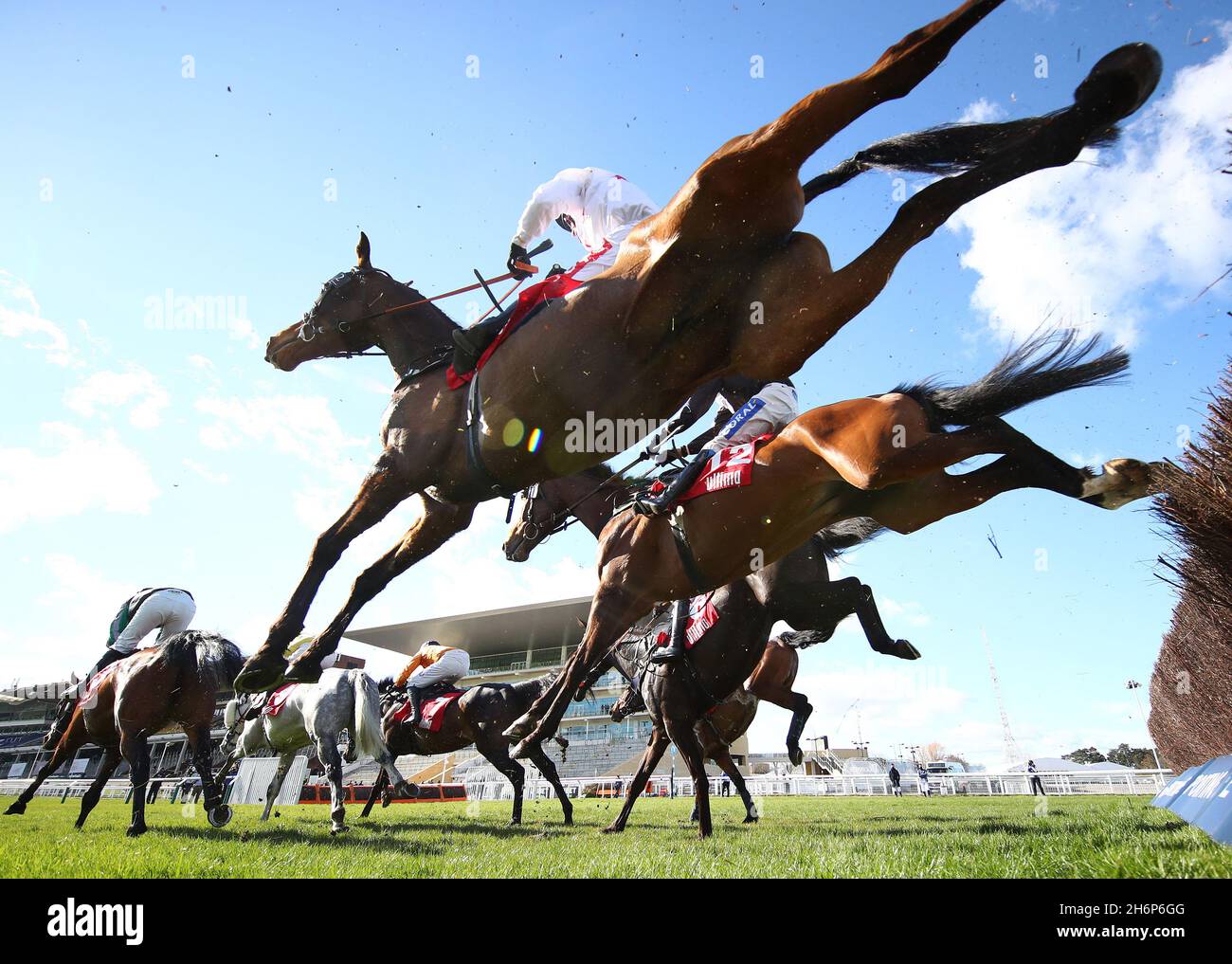 Photo du dossier en date du 16-03-2021 d'Aye, monté à droite par Richard Johnson.Aye droite est d'aller pour le Betafair Exchange Rehearsal handicap Chase à Newcastle le 27 novembre, après que les connexions ont exclu une autre fissure au Ladbrokes Trophée le même jour.Date de publication : le mercredi 17 novembre 2021. Banque D'Images