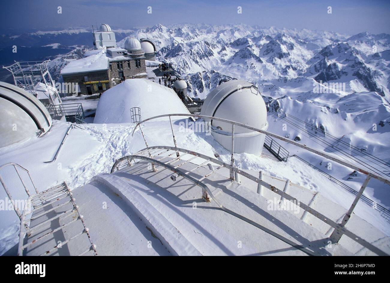 FRANCE.HAUTES-PYRÉNÉES (65) PANORAMA D'HIVER DE LA CHAÎNE DE MONTAGNES DES PYRÉNÉES VUE DE LA COUPOLE DE L'OBSERVATOIRE ASTRONOMIQUE SUR LA PIC DU MIDI DE Banque D'Images