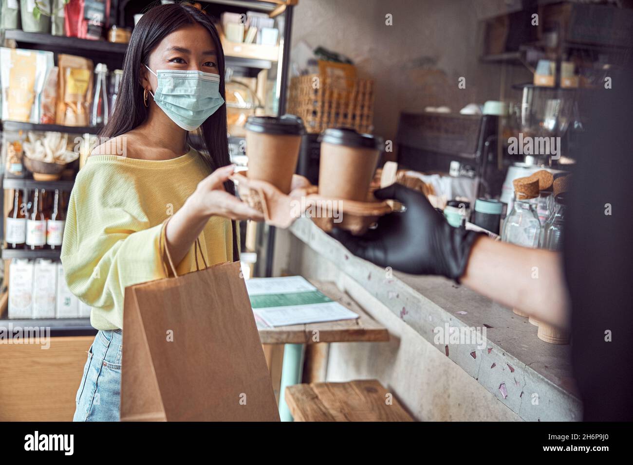 Bonne femme prenant le café de la serveuse au café Banque D'Images