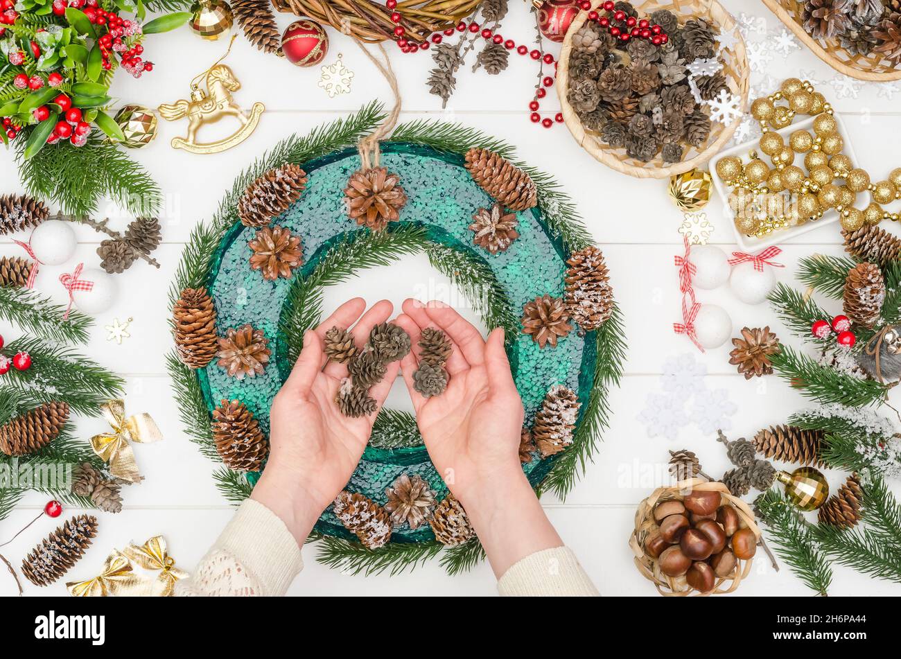 Faire une grande couronne de Noël étape par étape, étape 7 - prendre de petits cornets de mélèze Banque D'Images
