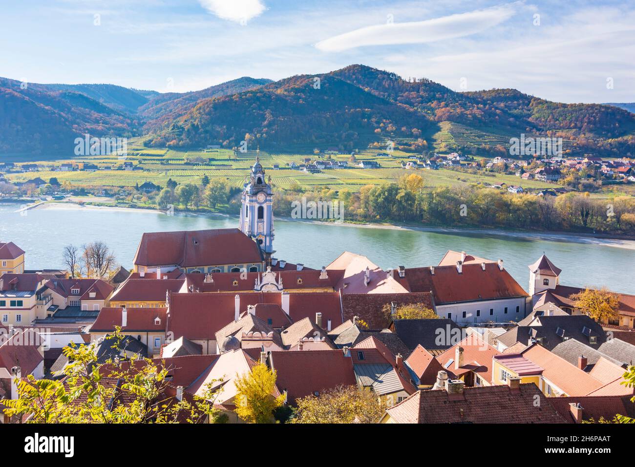 Dürnstein : rivière Donau (Danube), vieille ville de Dürnstein et église abbatiale, vue depuis la ruine du château de Dürnstein à Wachau, Niederösterreich, Basse-Autriche, Aust Banque D'Images Dürnstein : rivière Donau (Danube), vieille ville de Dürnstein et église abbatiale, vue depuis la ruine du château de Dürnstein à Wachau, Niederösterreich, Basse-Autriche, Aust Banque D'Images