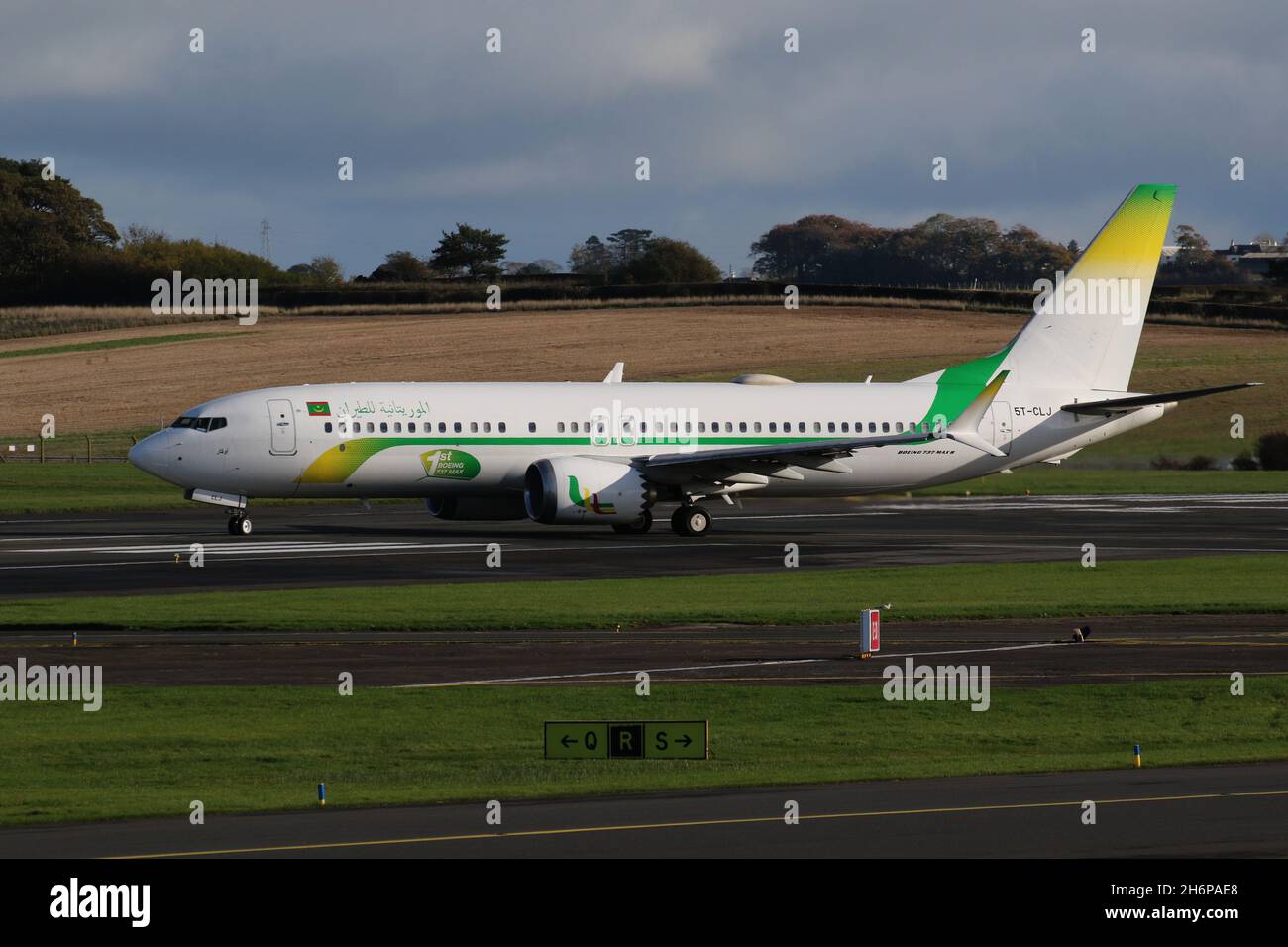 5T-CLJ, un Boeing 737 MAX 8 exploité par Mauritanie Airlines, au départ de l'aéroport international de Prestwick à Ayrshire, en Écosse, l'avion était en Écosse pour amener les délégués mauritaniens à la conférence COP26 sur les changements climatiques qui s'est tenue dans la ville voisine de Glasgow. Banque D'Images
