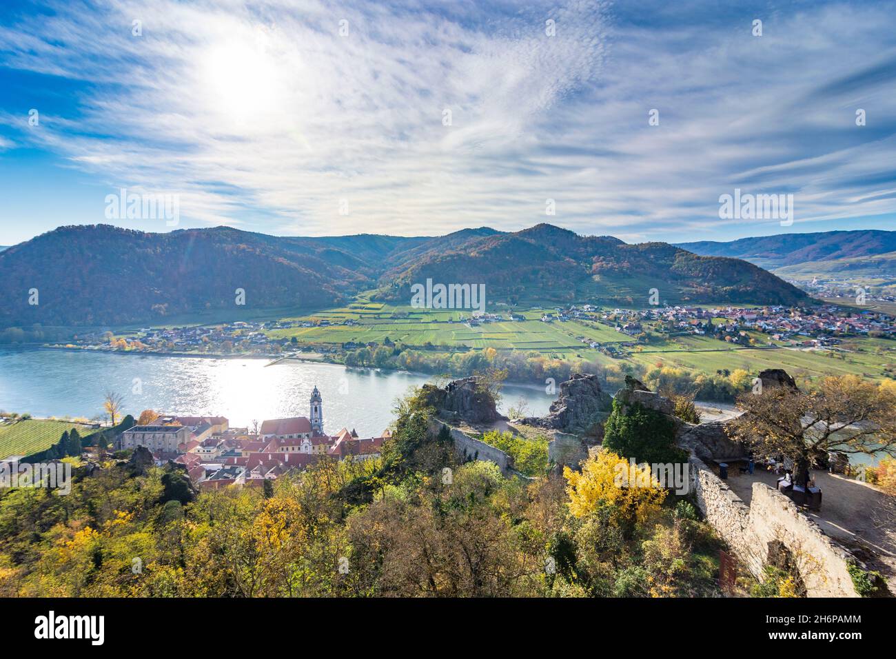 Dürnstein : rivière Donau (Danube), vieille ville de Dürnstein et église abbatiale, vue depuis la ruine du château de Dürnstein à Wachau, Niederösterreich, Basse-Autriche, Aust Banque D'Images Dürnstein : rivière Donau (Danube), vieille ville de Dürnstein et église abbatiale, vue depuis la ruine du château de Dürnstein à Wachau, Niederösterreich, Basse-Autriche, Aust Banque D'Images