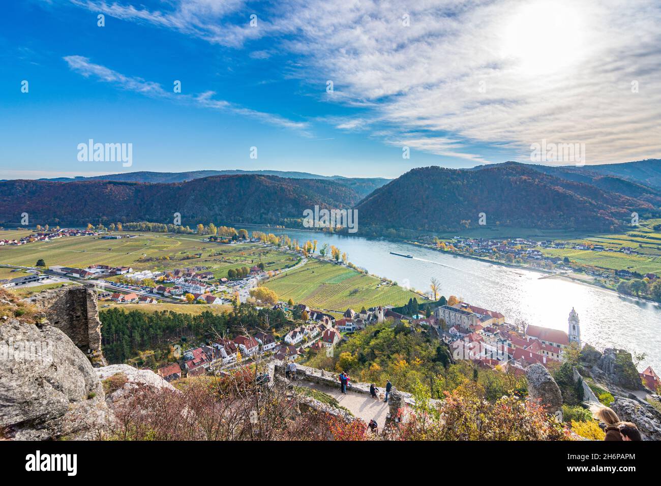 Dürnstein : rivière Donau (Danube), vieille ville de Dürnstein et église abbatiale, vue depuis la ruine du château de Dürnstein à Wachau, Niederösterreich, Basse-Autriche, Aust Banque D'Images Dürnstein : rivière Donau (Danube), vieille ville de Dürnstein et église abbatiale, vue depuis la ruine du château de Dürnstein à Wachau, Niederösterreich, Basse-Autriche, Aust Banque D'Images