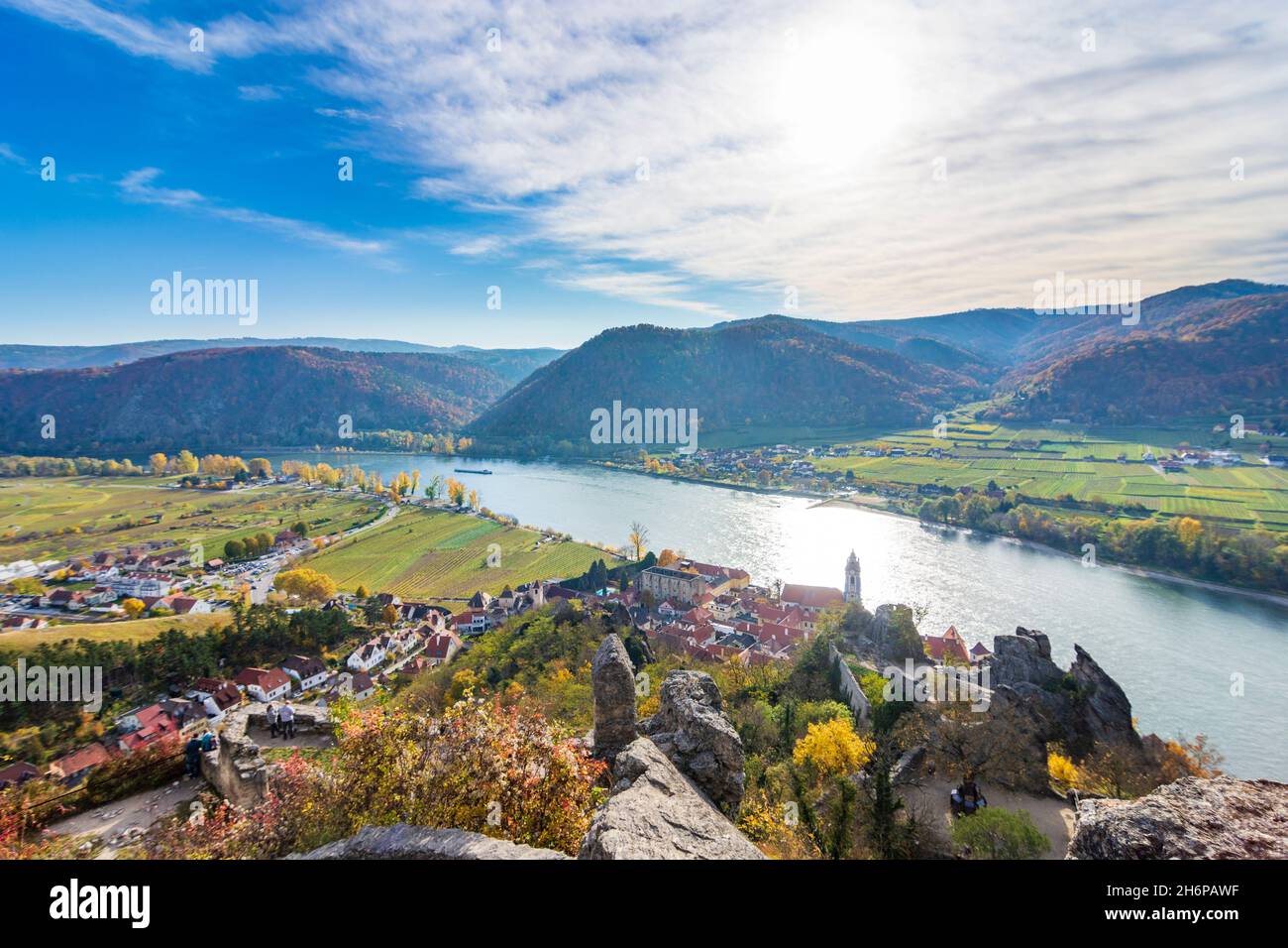 Dürnstein : rivière Donau (Danube), vieille ville de Dürnstein et église abbatiale, vue depuis la ruine du château de Dürnstein à Wachau, Niederösterreich, Basse-Autriche, Aust Banque D'Images Dürnstein : rivière Donau (Danube), vieille ville de Dürnstein et église abbatiale, vue depuis la ruine du château de Dürnstein à Wachau, Niederösterreich, Basse-Autriche, Aust Banque D'Images