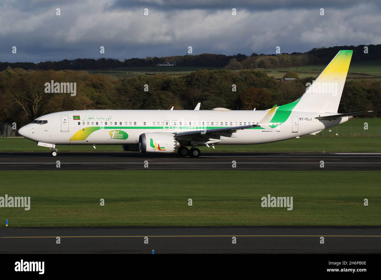 5T-CLJ, un Boeing 737 MAX 8 exploité par Mauritanie Airlines, au départ de l'aéroport international de Prestwick à Ayrshire, en Écosse, l'avion était en Écosse pour amener les délégués mauritaniens à la conférence COP26 sur les changements climatiques qui s'est tenue dans la ville voisine de Glasgow. Banque D'Images