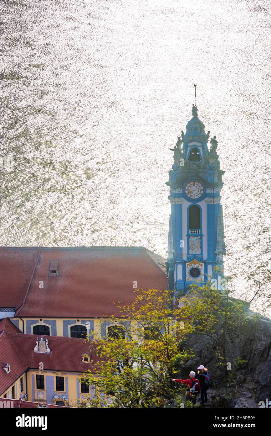 Dürnstein : rivière Donau (Danube), vieille ville de Dürnstein et église abbatiale, vue depuis la ruine du château de Dürnstein à Wachau, Niederösterreich, Basse-Autriche, Aust Banque D'Images Dürnstein : rivière Donau (Danube), vieille ville de Dürnstein et église abbatiale, vue depuis la ruine du château de Dürnstein à Wachau, Niederösterreich, Basse-Autriche, Aust Banque D'Images