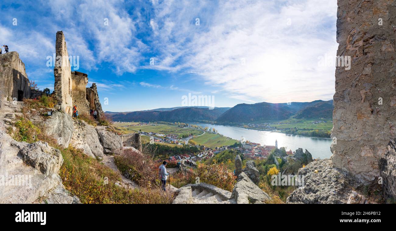Dürnstein : rivière Donau (Danube), vieille ville de Dürnstein et église abbatiale, vue depuis la ruine du château de Dürnstein à Wachau, Niederösterreich, Basse-Autriche, Aust Banque D'Images Dürnstein : rivière Donau (Danube), vieille ville de Dürnstein et église abbatiale, vue depuis la ruine du château de Dürnstein à Wachau, Niederösterreich, Basse-Autriche, Aust Banque D'Images