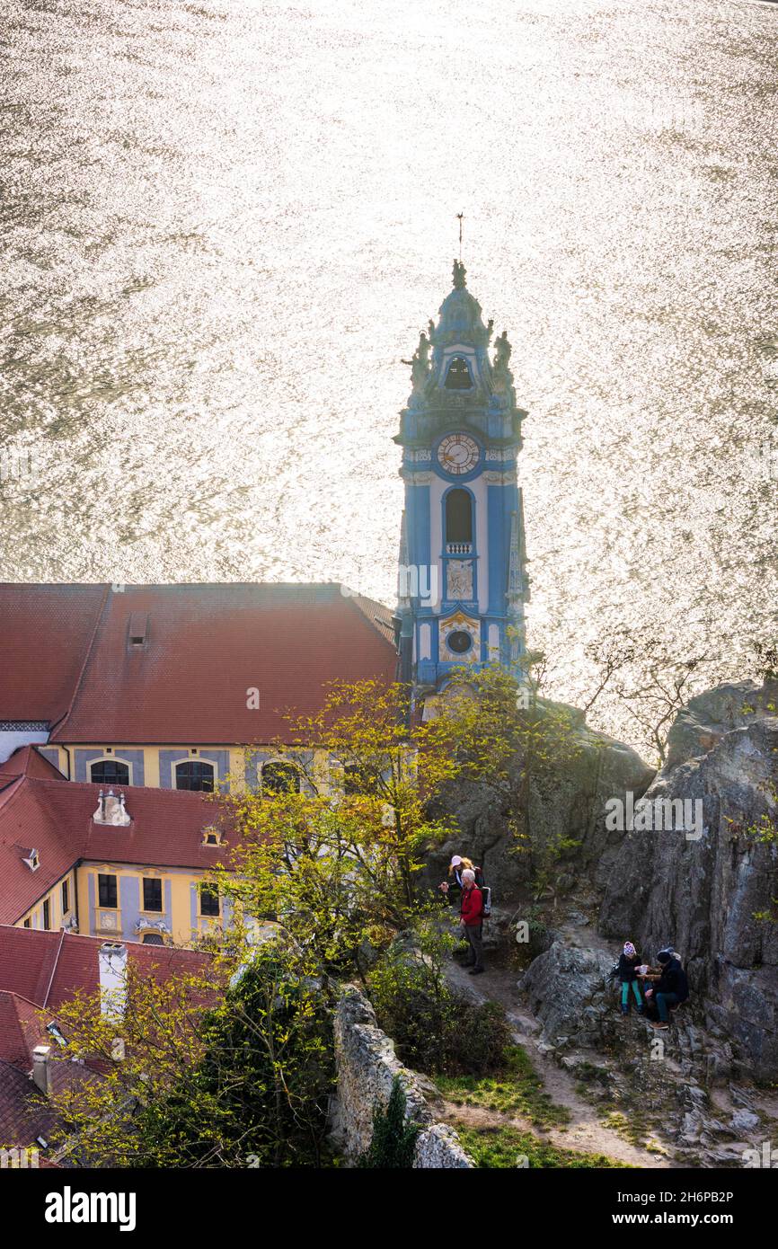 Dürnstein: rivière Donau (Danube), église de l'abbaye de Dürnstein, vue de la ruine du château de Dürnstein à Wachau, Niederösterreich, Basse-Autriche, Autriche Banque D'Images Dürnstein: rivière Donau (Danube), église de l'abbaye de Dürnstein, vue de la ruine du château de Dürnstein à Wachau, Niederösterreich, Basse-Autriche, Autriche Banque D'Images