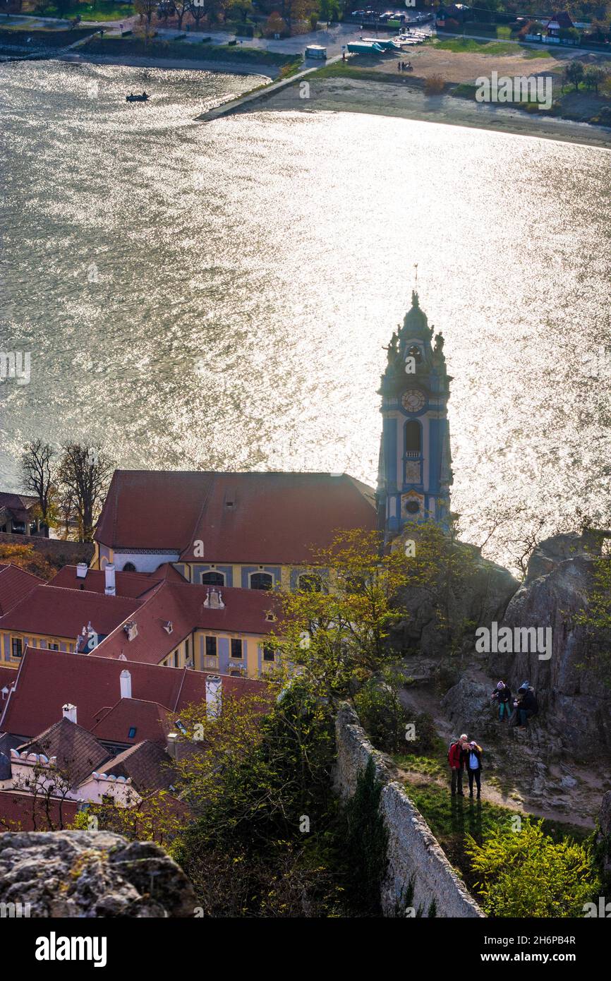 Dürnstein: rivière Donau (Danube), église de l'abbaye de Dürnstein, vue de la ruine du château de Dürnstein à Wachau, Niederösterreich, Basse-Autriche, Autriche Banque D'Images Dürnstein: rivière Donau (Danube), église de l'abbaye de Dürnstein, vue de la ruine du château de Dürnstein à Wachau, Niederösterreich, Basse-Autriche, Autriche Banque D'Images
