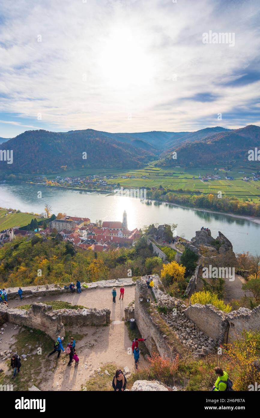 Dürnstein : rivière Donau (Danube), vieille ville de Dürnstein et église abbatiale, vue depuis la ruine du château de Dürnstein à Wachau, Niederösterreich, Basse-Autriche, Aust Banque D'Images Dürnstein : rivière Donau (Danube), vieille ville de Dürnstein et église abbatiale, vue depuis la ruine du château de Dürnstein à Wachau, Niederösterreich, Basse-Autriche, Aust Banque D'Images