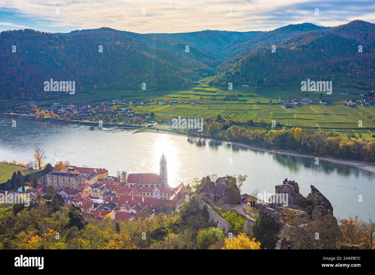 Dürnstein : rivière Donau (Danube), vieille ville de Dürnstein et église abbatiale, vue depuis la ruine du château de Dürnstein à Wachau, Niederösterreich, Basse-Autriche, Aust Banque D'Images Dürnstein : rivière Donau (Danube), vieille ville de Dürnstein et église abbatiale, vue depuis la ruine du château de Dürnstein à Wachau, Niederösterreich, Basse-Autriche, Aust Banque D'Images