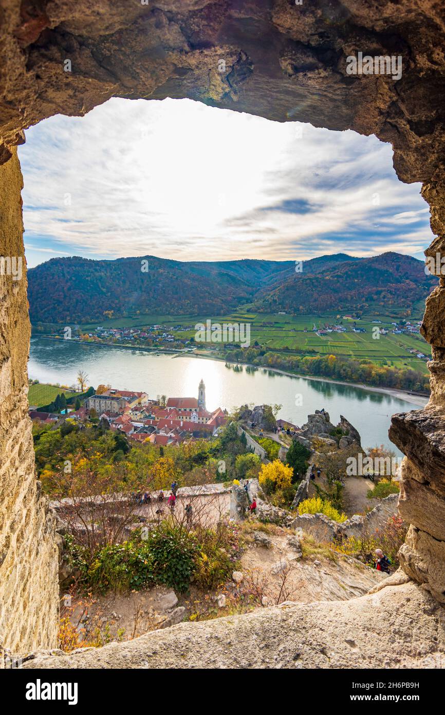 Dürnstein : rivière Donau (Danube), vieille ville de Dürnstein et église abbatiale, vue depuis la ruine du château de Dürnstein à Wachau, Niederösterreich, Basse-Autriche, Aust Banque D'Images Dürnstein : rivière Donau (Danube), vieille ville de Dürnstein et église abbatiale, vue depuis la ruine du château de Dürnstein à Wachau, Niederösterreich, Basse-Autriche, Aust Banque D'Images