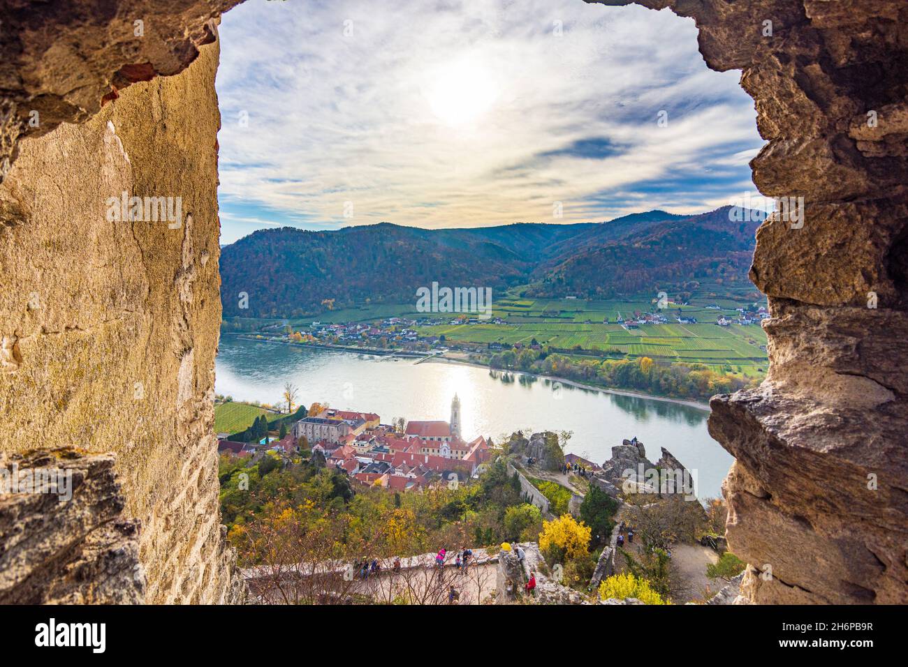 Dürnstein : rivière Donau (Danube), vieille ville de Dürnstein et église abbatiale, vue depuis la ruine du château de Dürnstein à Wachau, Niederösterreich, Basse-Autriche, Aust Banque D'Images Dürnstein : rivière Donau (Danube), vieille ville de Dürnstein et église abbatiale, vue depuis la ruine du château de Dürnstein à Wachau, Niederösterreich, Basse-Autriche, Aust Banque D'Images