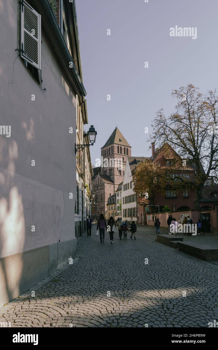 Strasbourg, France, rue de la monnaie avec église Saint-Thomas dans la vieille ville de la petite France Banque D'Images
