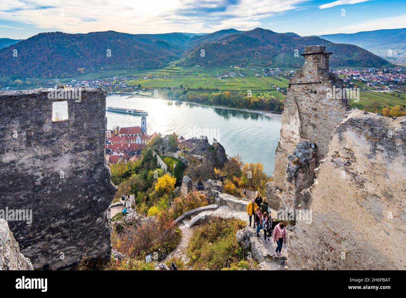 Dürnstein : rivière Donau (Danube), vieille ville de Dürnstein et église abbatiale, vue depuis la ruine du château de Dürnstein, navire de croisière à Wachau, Niederösterreich, Basse-A Banque D'Images Dürnstein : rivière Donau (Danube), vieille ville de Dürnstein et église abbatiale, vue depuis la ruine du château de Dürnstein, navire de croisière à Wachau, Niederösterreich, Basse-A Banque D'Images