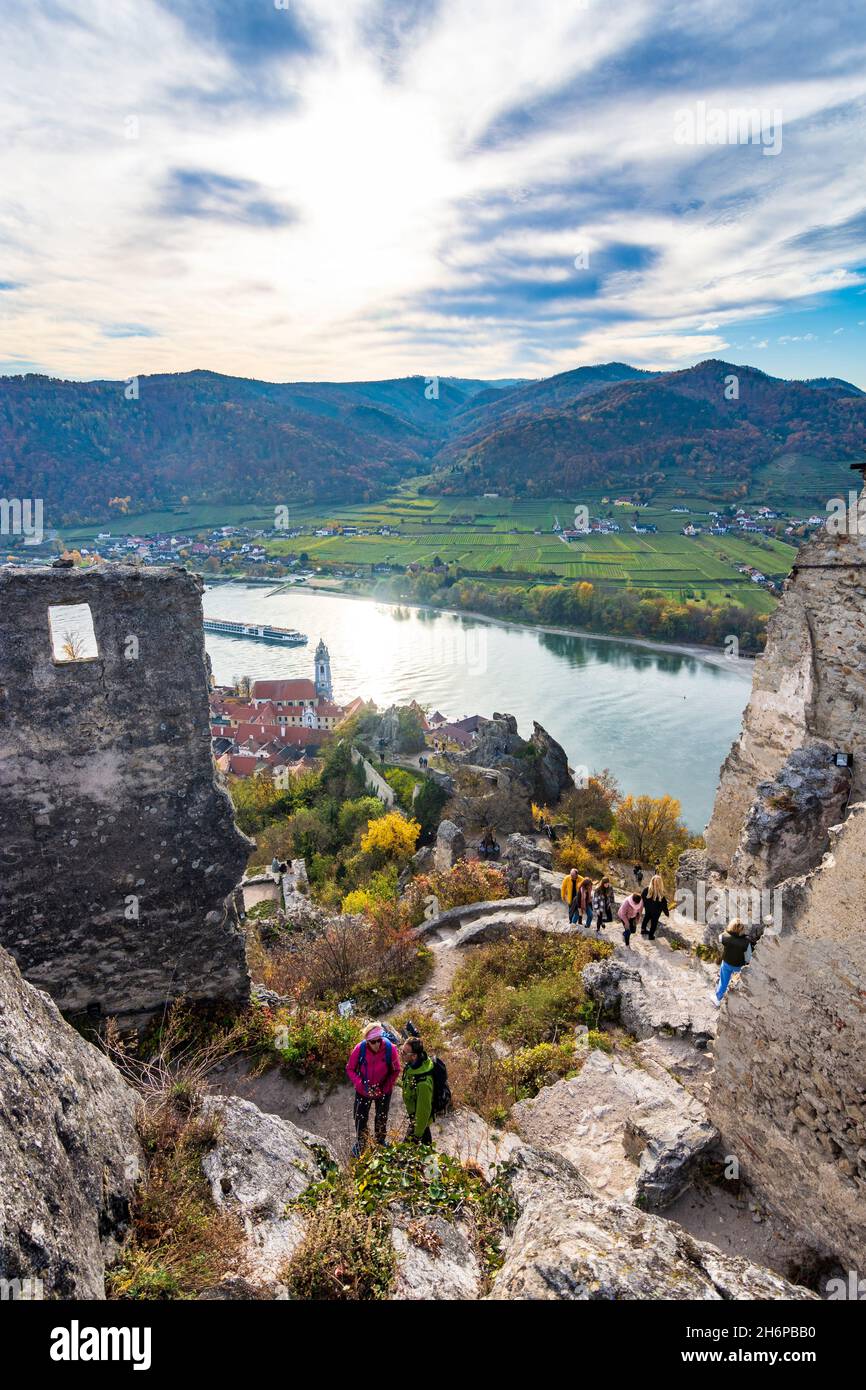 Dürnstein : rivière Donau (Danube), vieille ville de Dürnstein et église abbatiale, vue depuis la ruine du château de Dürnstein, navire de croisière à Wachau, Niederösterreich, Basse-A Banque D'Images Dürnstein : rivière Donau (Danube), vieille ville de Dürnstein et église abbatiale, vue depuis la ruine du château de Dürnstein, navire de croisière à Wachau, Niederösterreich, Basse-A Banque D'Images