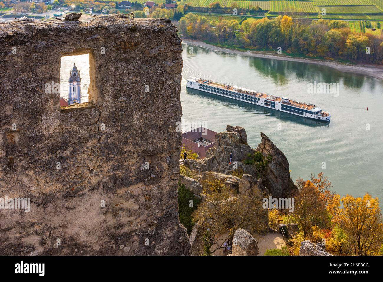 Dürnstein : rivière Donau (Danube), vieille ville de Dürnstein et église abbatiale, vue depuis la ruine du château de Dürnstein, navire de croisière à Wachau, Niederösterreich, Basse-A Banque D'Images Dürnstein : rivière Donau (Danube), vieille ville de Dürnstein et église abbatiale, vue depuis la ruine du château de Dürnstein, navire de croisière à Wachau, Niederösterreich, Basse-A Banque D'Images