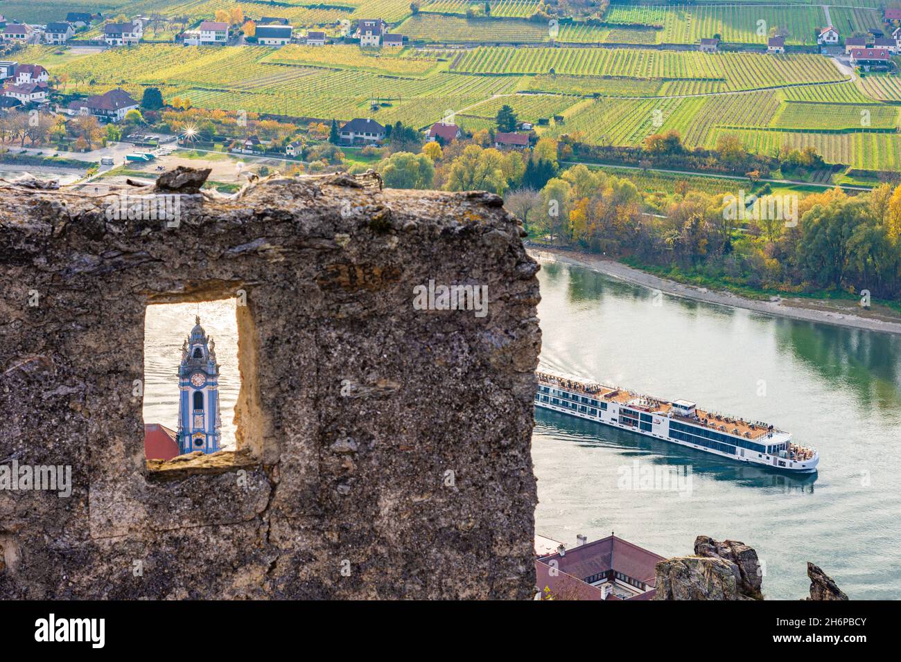 Dürnstein : rivière Donau (Danube), vieille ville de Dürnstein et église abbatiale, vue depuis la ruine du château de Dürnstein, navire de croisière à Wachau, Niederösterreich, Basse-A Banque D'Images Dürnstein : rivière Donau (Danube), vieille ville de Dürnstein et église abbatiale, vue depuis la ruine du château de Dürnstein, navire de croisière à Wachau, Niederösterreich, Basse-A Banque D'Images