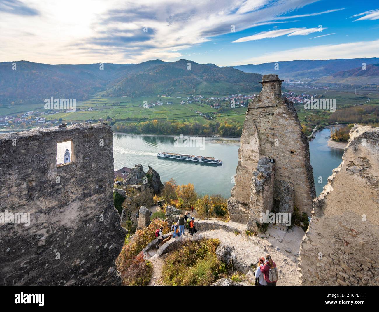 Dürnstein : rivière Donau (Danube), vieille ville de Dürnstein et église abbatiale, vue depuis la ruine du château de Dürnstein, navire de croisière à Wachau, Niederösterreich, Basse-A Banque D'Images Dürnstein : rivière Donau (Danube), vieille ville de Dürnstein et église abbatiale, vue depuis la ruine du château de Dürnstein, navire de croisière à Wachau, Niederösterreich, Basse-A Banque D'Images