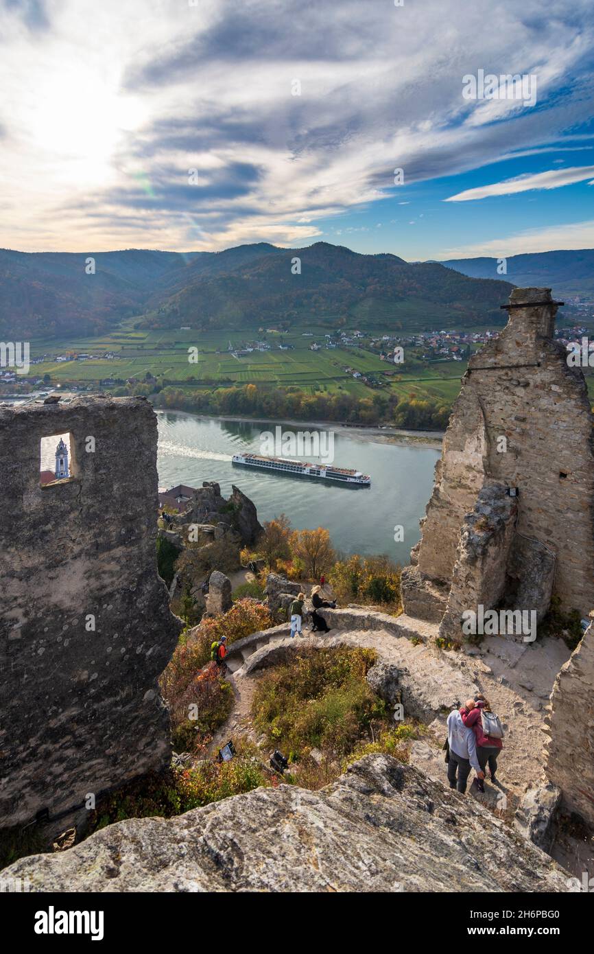 Dürnstein : rivière Donau (Danube), vieille ville de Dürnstein et église abbatiale, vue depuis la ruine du château de Dürnstein, navire de croisière à Wachau, Niederösterreich, Basse-A Banque D'Images Dürnstein : rivière Donau (Danube), vieille ville de Dürnstein et église abbatiale, vue depuis la ruine du château de Dürnstein, navire de croisière à Wachau, Niederösterreich, Basse-A Banque D'Images