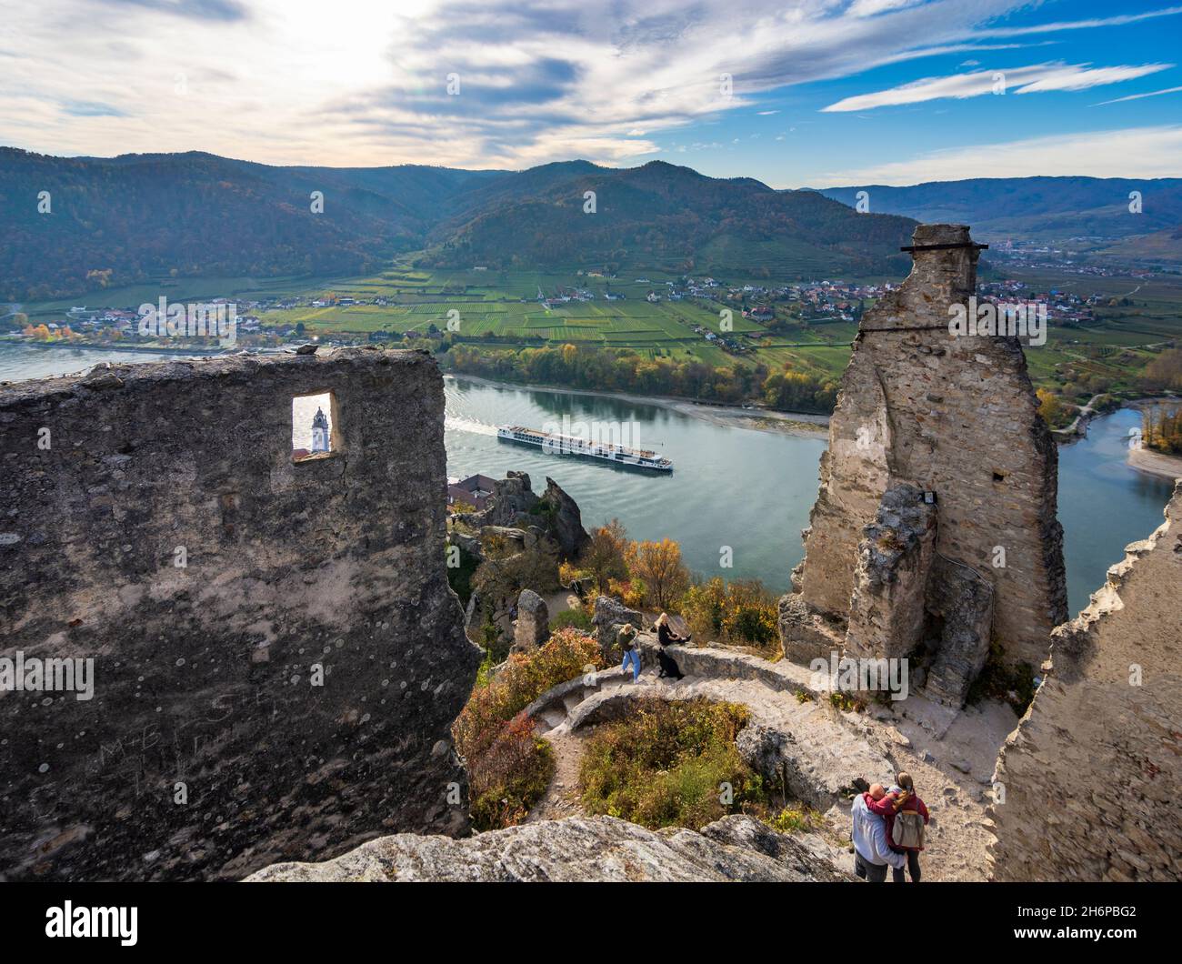 Dürnstein : rivière Donau (Danube), vieille ville de Dürnstein et église abbatiale, vue depuis la ruine du château de Dürnstein, navire de croisière à Wachau, Niederösterreich, Basse-A Banque D'Images Dürnstein : rivière Donau (Danube), vieille ville de Dürnstein et église abbatiale, vue depuis la ruine du château de Dürnstein, navire de croisière à Wachau, Niederösterreich, Basse-A Banque D'Images