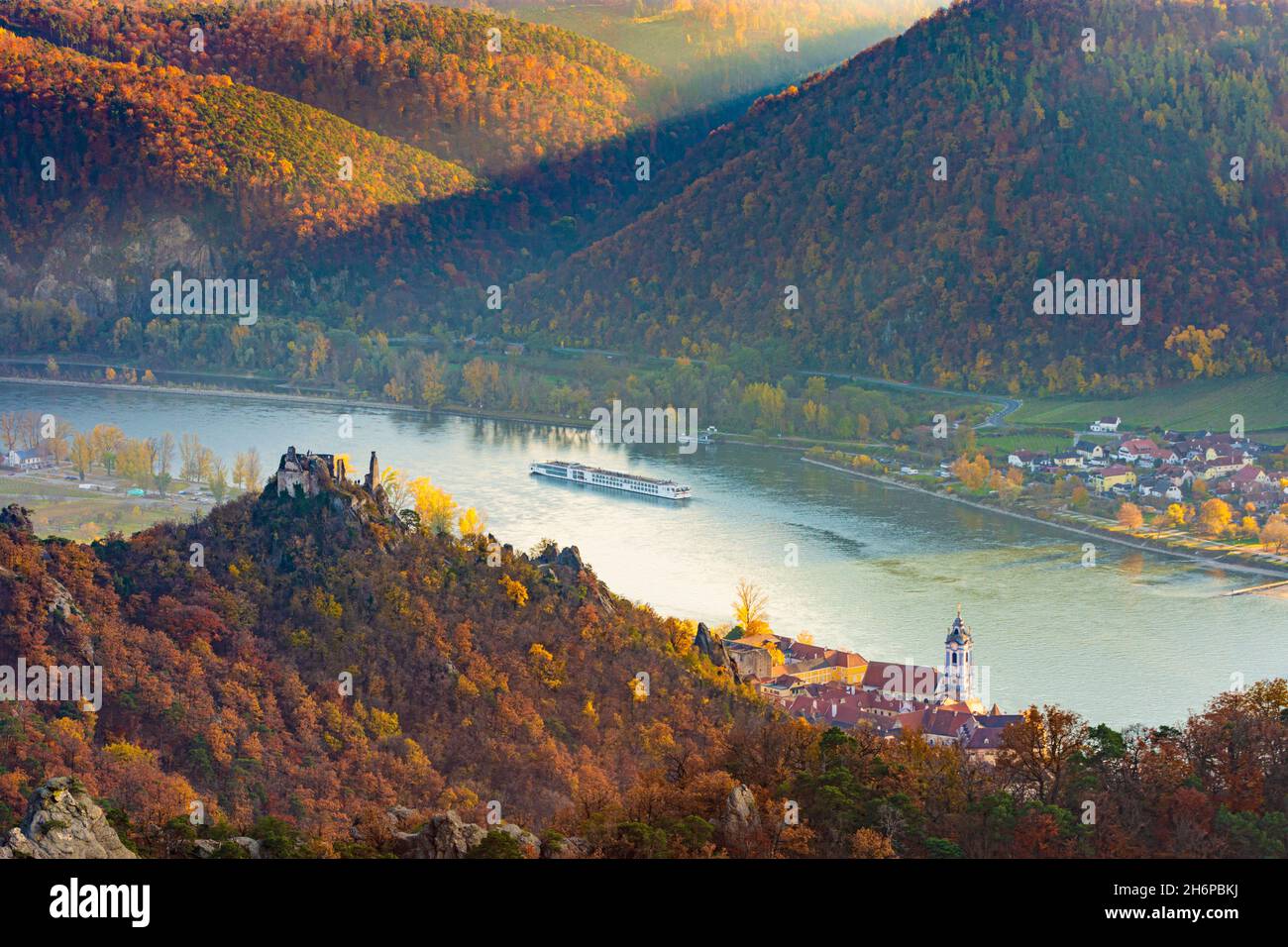 Dürnstein : fleuve Donau (Danube), église abbatiale de Dürnstein, ruine du château de Dürnstein, navire de croisière à Wachau, Niederösterreich,Basse-Autriche, Autriche Banque D'Images Dürnstein : fleuve Donau (Danube), église abbatiale de Dürnstein, ruine du château de Dürnstein, navire de croisière à Wachau, Niederösterreich,Basse-Autriche, Autriche Banque D'Images