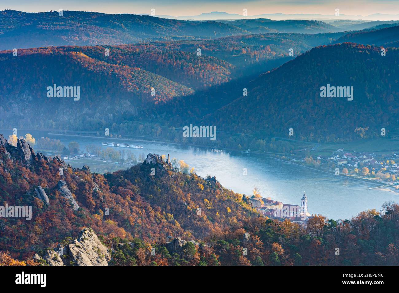 Dürnstein : fleuve Donau (Danube), église abbatiale de Dürnstein, ruine du château de Dürnstein, cuirassé, Alpes à Wachau,Niederösterreich, Basse-Autriche, Autriche Banque D'Images Dürnstein : fleuve Donau (Danube), église abbatiale de Dürnstein, ruine du château de Dürnstein, cuirassé, Alpes à Wachau,Niederösterreich, Basse-Autriche, Autriche Banque D'Images