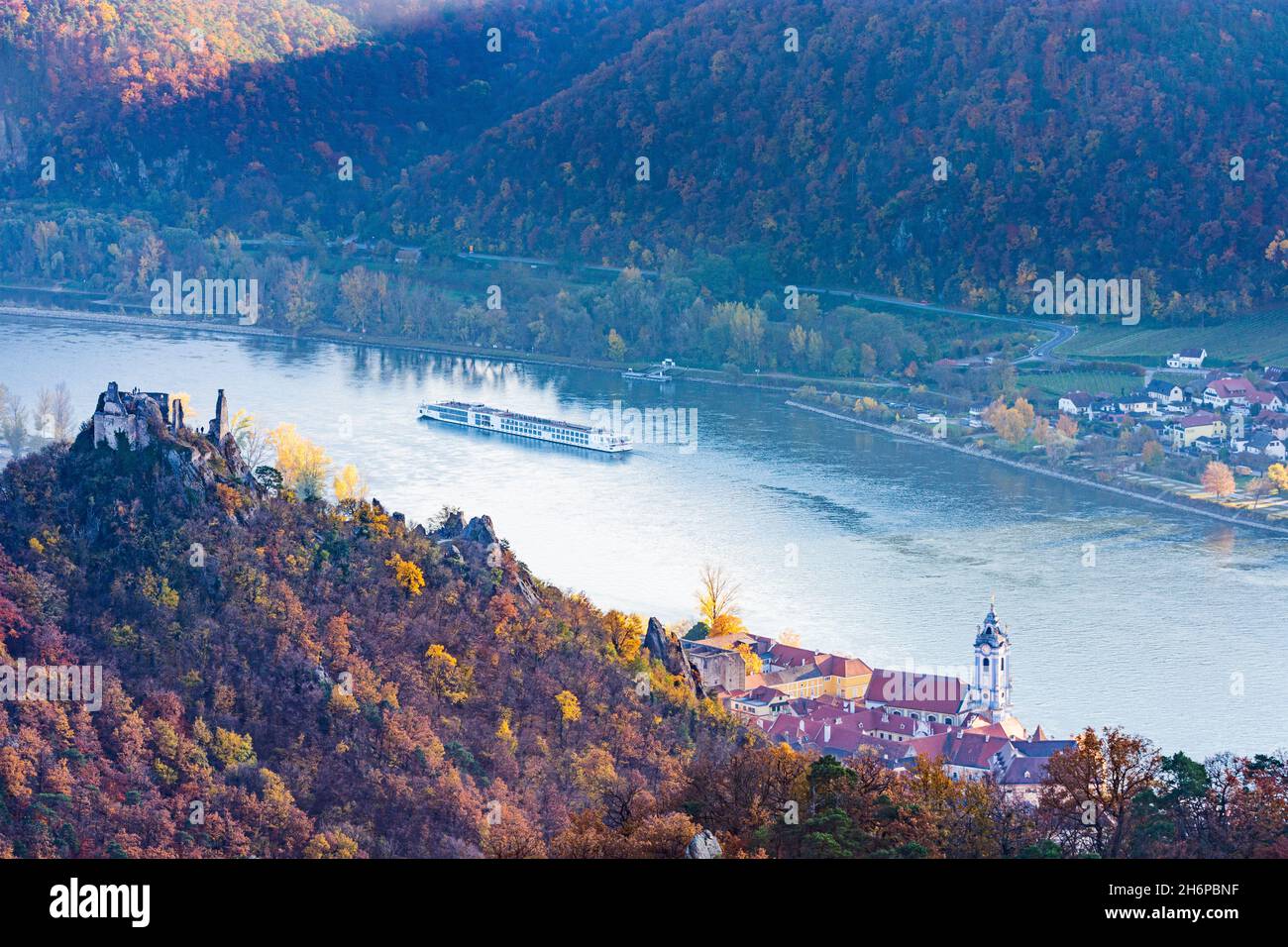 Dürnstein : fleuve Donau (Danube), église abbatiale de Dürnstein, ruine du château de Dürnstein, navire de croisière à Wachau, Niederösterreich,Basse-Autriche, Autriche Banque D'Images Dürnstein : fleuve Donau (Danube), église abbatiale de Dürnstein, ruine du château de Dürnstein, navire de croisière à Wachau, Niederösterreich,Basse-Autriche, Autriche Banque D'Images