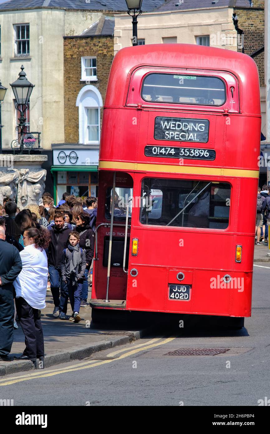 Londres, Royaume-Uni - 23 mai 2018 : vue sur un vieux bus à impériale rouge et les gens qui marchent à Londres Banque D'Images