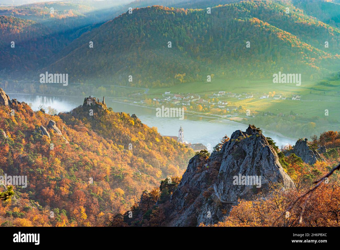 Dürnstein : fleuve Donau (Danube), église abbatiale de Dürnstein, ruine du château de Dürnstein à Wachau, Niederösterreich, Basse-Autriche, Autriche Banque D'Images Dürnstein : fleuve Donau (Danube), église abbatiale de Dürnstein, ruine du château de Dürnstein à Wachau, Niederösterreich, Basse-Autriche, Autriche Banque D'Images