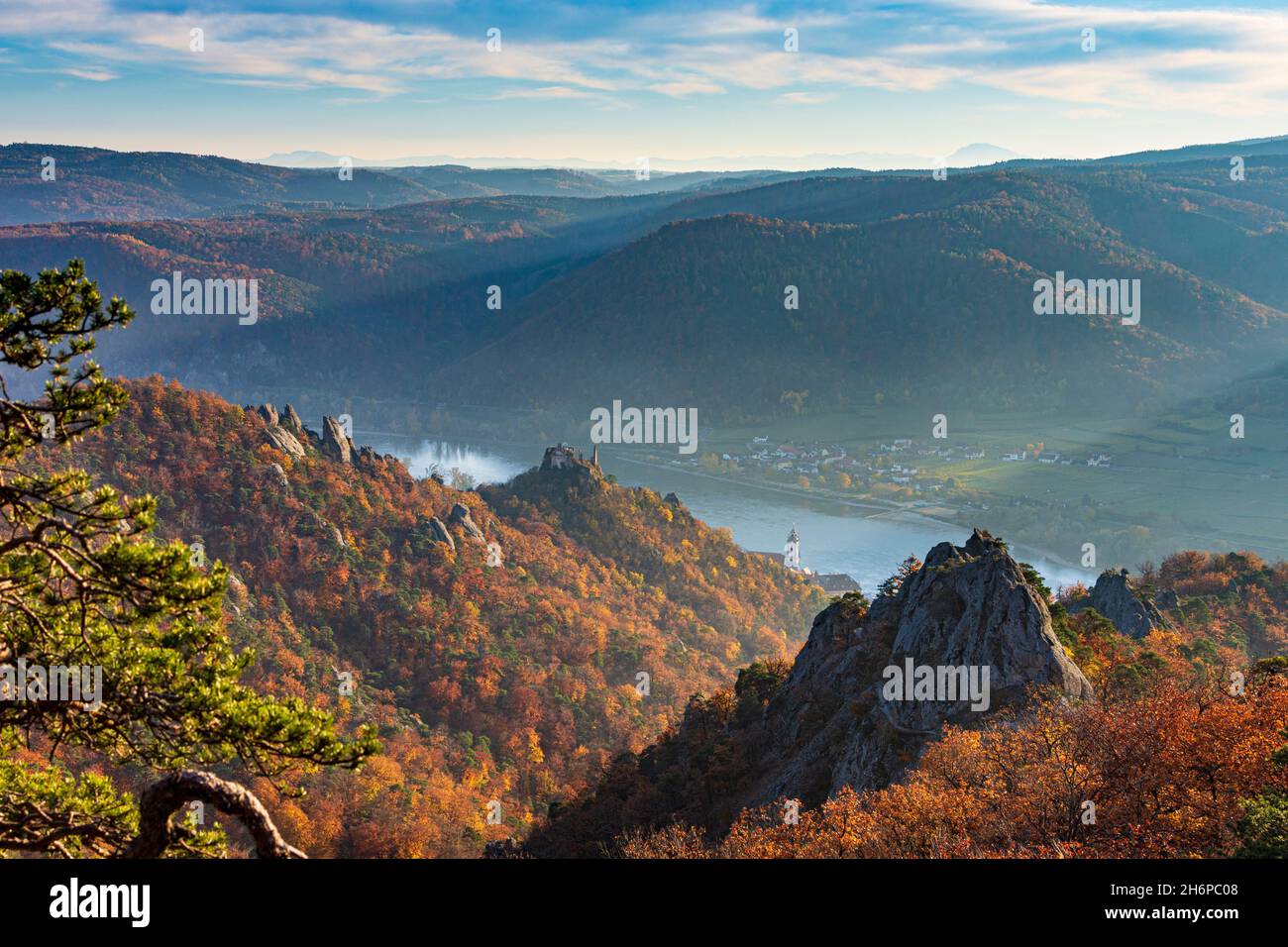 Dürnstein : fleuve Donau (Danube), église abbatiale de Dürnstein, ruine du château de Dürnstein à Wachau, Niederösterreich, Basse-Autriche, Autriche Banque D'Images Dürnstein : fleuve Donau (Danube), église abbatiale de Dürnstein, ruine du château de Dürnstein à Wachau, Niederösterreich, Basse-Autriche, Autriche Banque D'Images
