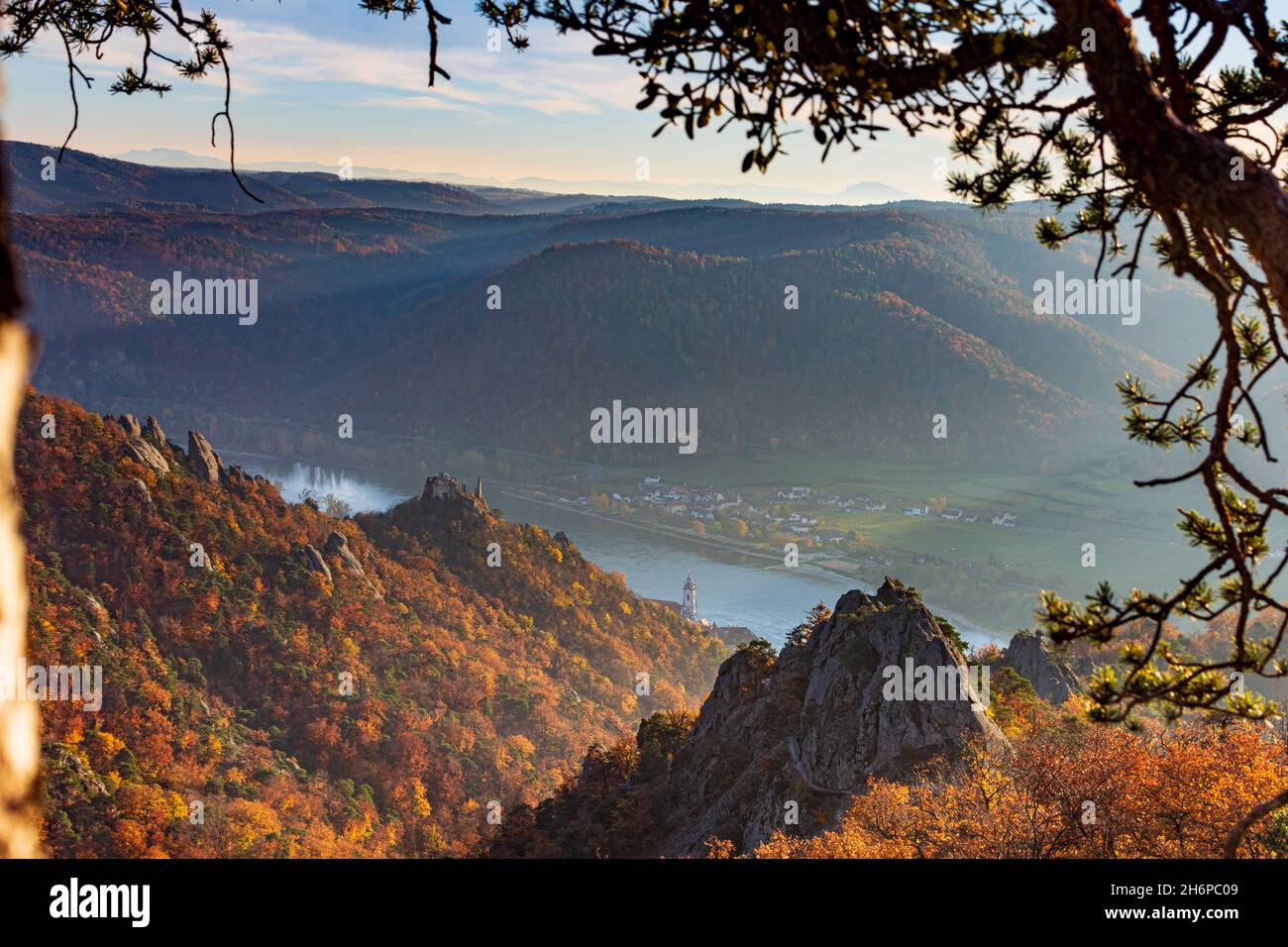 Dürnstein : fleuve Donau (Danube), église abbatiale de Dürnstein, ruine du château de Dürnstein à Wachau, Niederösterreich, Basse-Autriche, Autriche Banque D'Images Dürnstein : fleuve Donau (Danube), église abbatiale de Dürnstein, ruine du château de Dürnstein à Wachau, Niederösterreich, Basse-Autriche, Autriche Banque D'Images