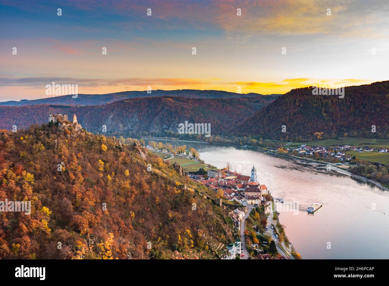 Dürnstein : fleuve Donau (Danube), église abbatiale de Dürnstein, ruine du château de Dürnstein, navire de croisière à Wachau, Niederösterreich,Basse-Autriche, Autriche Banque D'Images Dürnstein : fleuve Donau (Danube), église abbatiale de Dürnstein, ruine du château de Dürnstein, navire de croisière à Wachau, Niederösterreich,Basse-Autriche, Autriche Banque D'Images