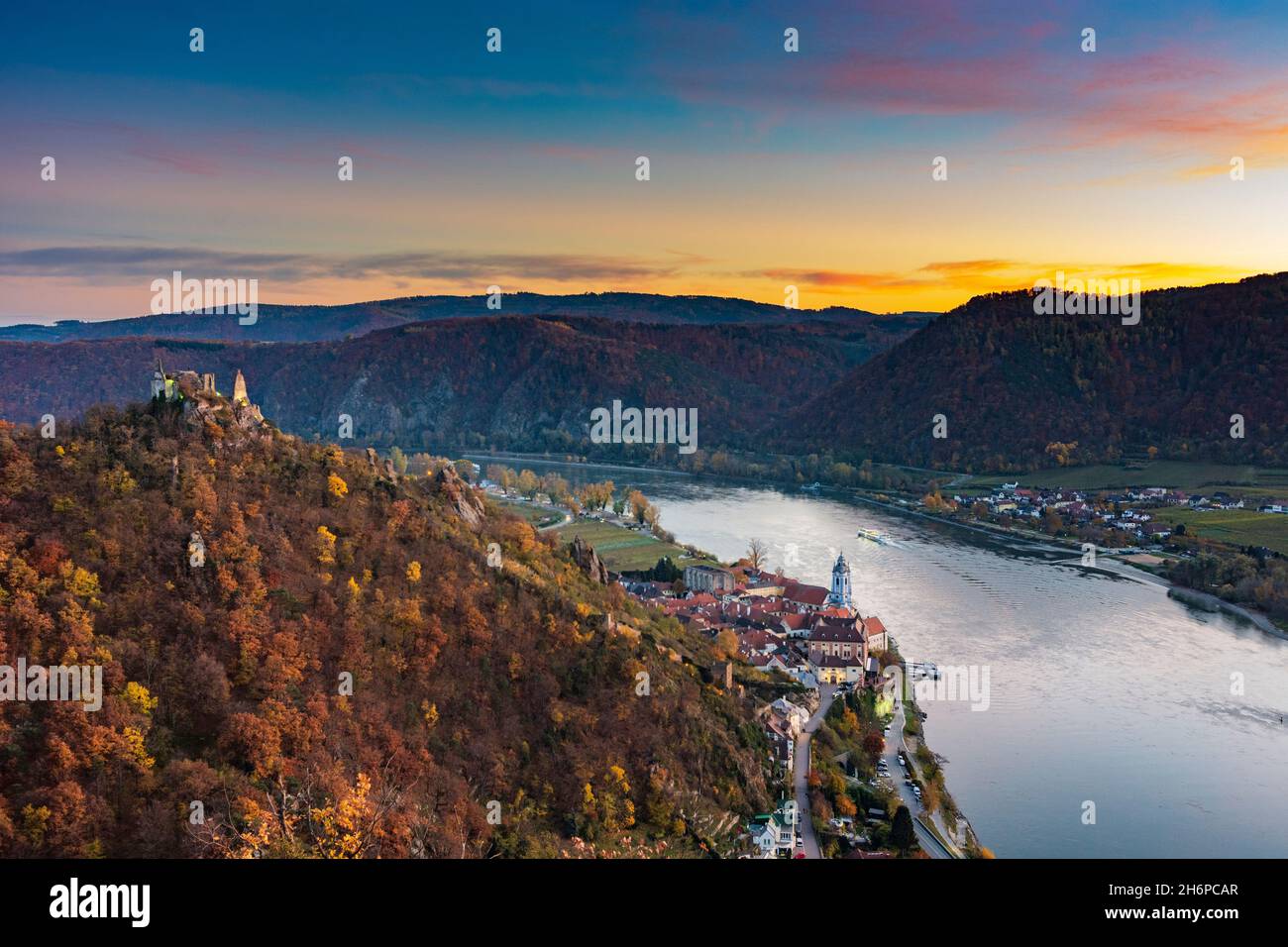 Dürnstein : fleuve Donau (Danube), église abbatiale de Dürnstein, ruine du château de Dürnstein, navire de croisière à Wachau, Niederösterreich,Basse-Autriche, Autriche Banque D'Images Dürnstein : fleuve Donau (Danube), église abbatiale de Dürnstein, ruine du château de Dürnstein, navire de croisière à Wachau, Niederösterreich,Basse-Autriche, Autriche Banque D'Images
