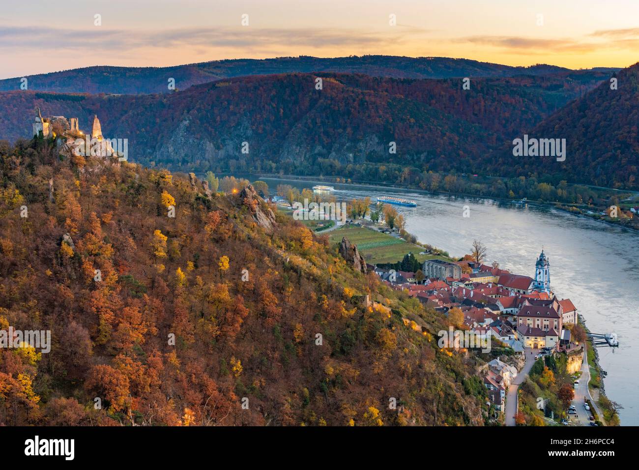 Dürnstein : fleuve Donau (Danube), église abbatiale de Dürnstein, ruine du château de Dürnstein, navire de croisière à Wachau, Niederösterreich,Basse-Autriche, Autriche Banque D'Images Dürnstein : fleuve Donau (Danube), église abbatiale de Dürnstein, ruine du château de Dürnstein, navire de croisière à Wachau, Niederösterreich,Basse-Autriche, Autriche Banque D'Images