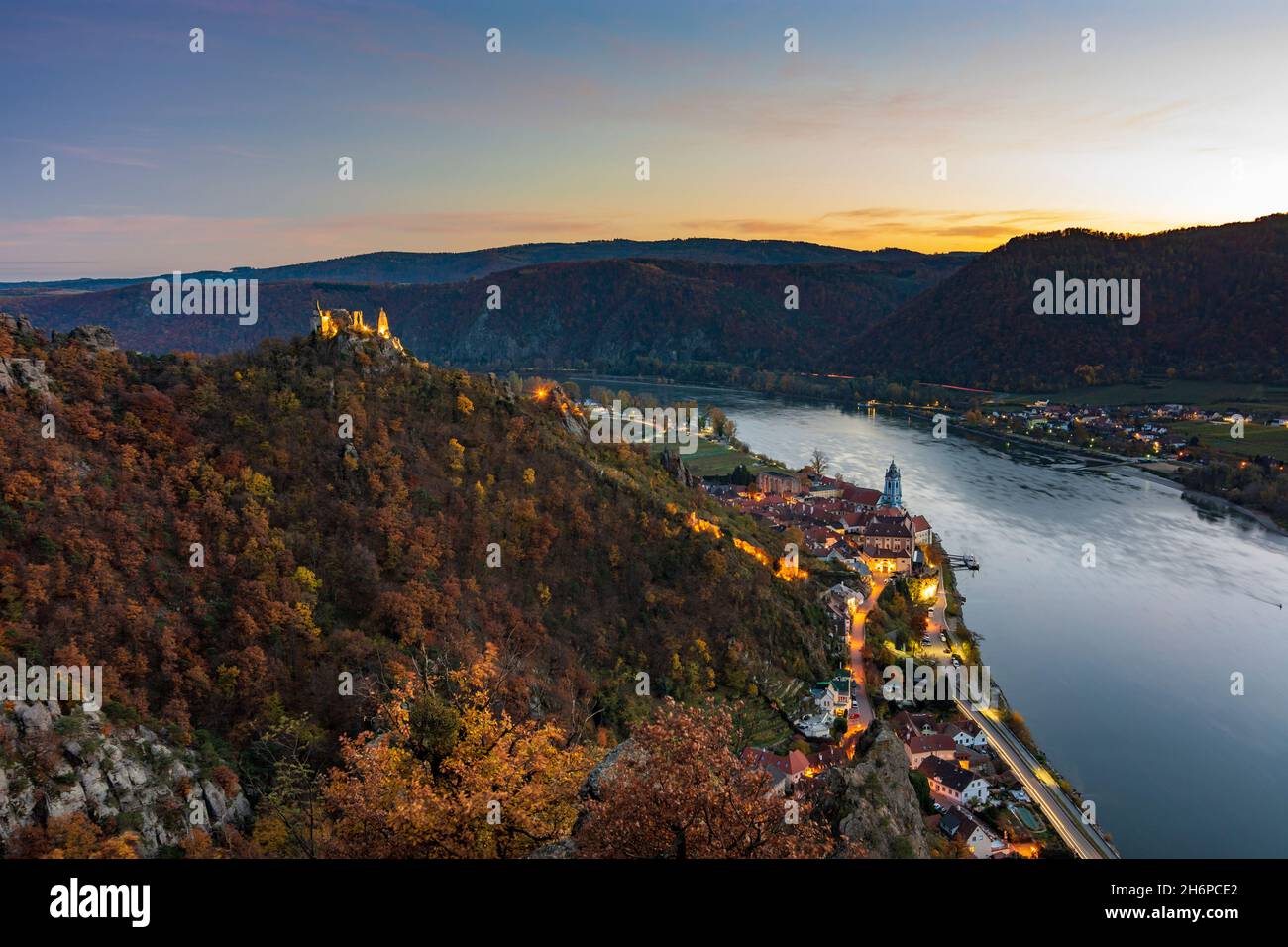 Dürnstein : fleuve Donau (Danube), église abbatiale de Dürnstein, ruine du château de Dürnstein à Wachau, Niederösterreich, Basse-Autriche, Autriche Banque D'Images Dürnstein : fleuve Donau (Danube), église abbatiale de Dürnstein, ruine du château de Dürnstein à Wachau, Niederösterreich, Basse-Autriche, Autriche Banque D'Images