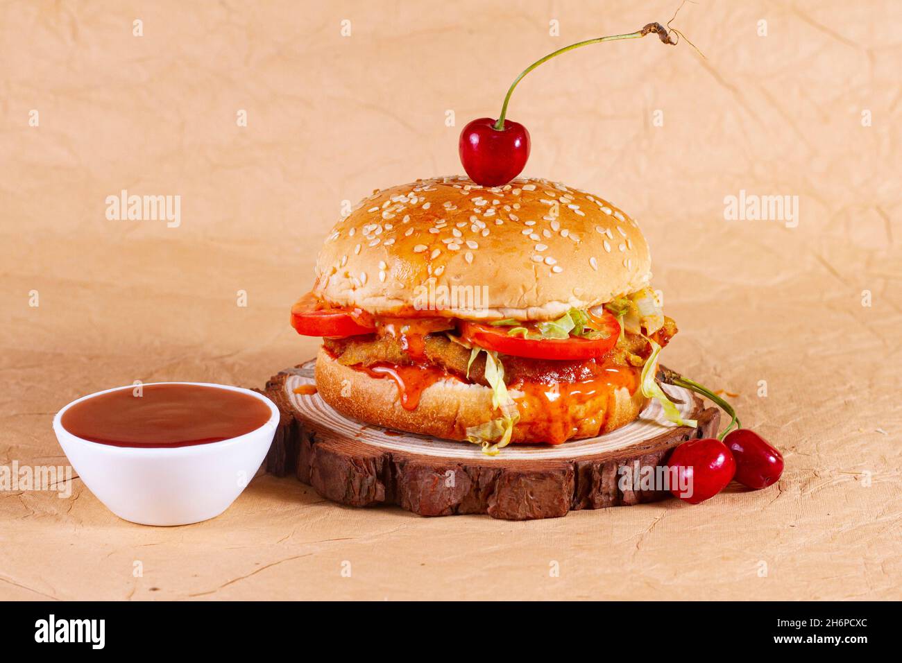 REPAS HAMBURGER, hamburger ou cheeseburger au poulet juteux avec une galette de poulet, sauce, frites et boisson froide.Concept d'américain Banque D'Images