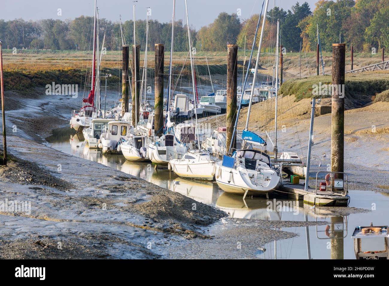 Bateaux amarrés dans un canal du port de Hourdel à marée basse.Baie de somme, France Banque D'Images