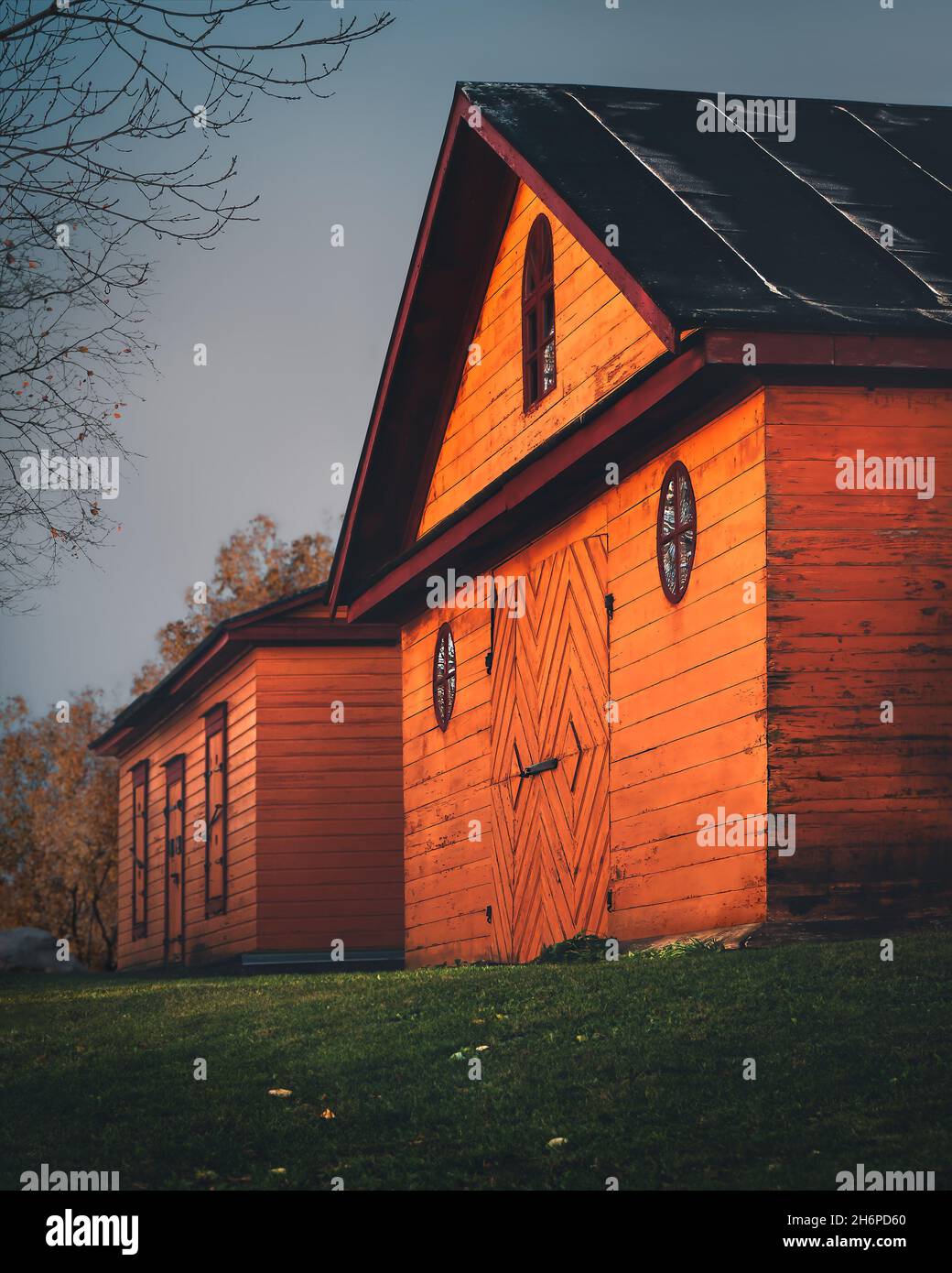 Vieilles petites maisons en bois peintes en orange.Style scandinave.Architecture finlandaise traditionnelle.Façades de bâtiments colorées du village de Finlande Banque D'Images