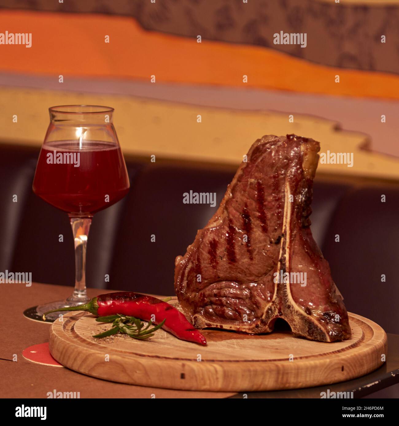 Entrecote bœuf steak grillé viande avec branche de romarin, poivre et sel.Verre de bière au restaurant ou au pub.Chef cuisinier cuisinant une délicieuse barbecue Banque D'Images