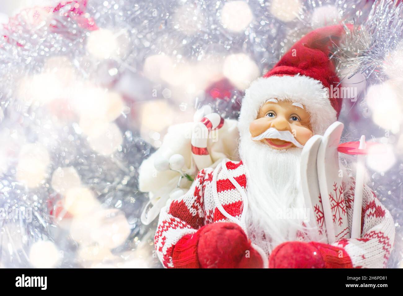 Poupée colorée et colorée du Père Noël en costume rouge avec une longue barbe blanche et un espace de copie.Décoration traditionnelle de Noël et du nouvel an concept. Banque D'Images